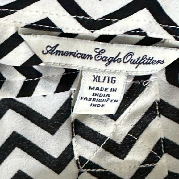 American Eagle Outfitters sz XL top, blouse, shirt in blk/white zigzag design - Picture 13 of 14